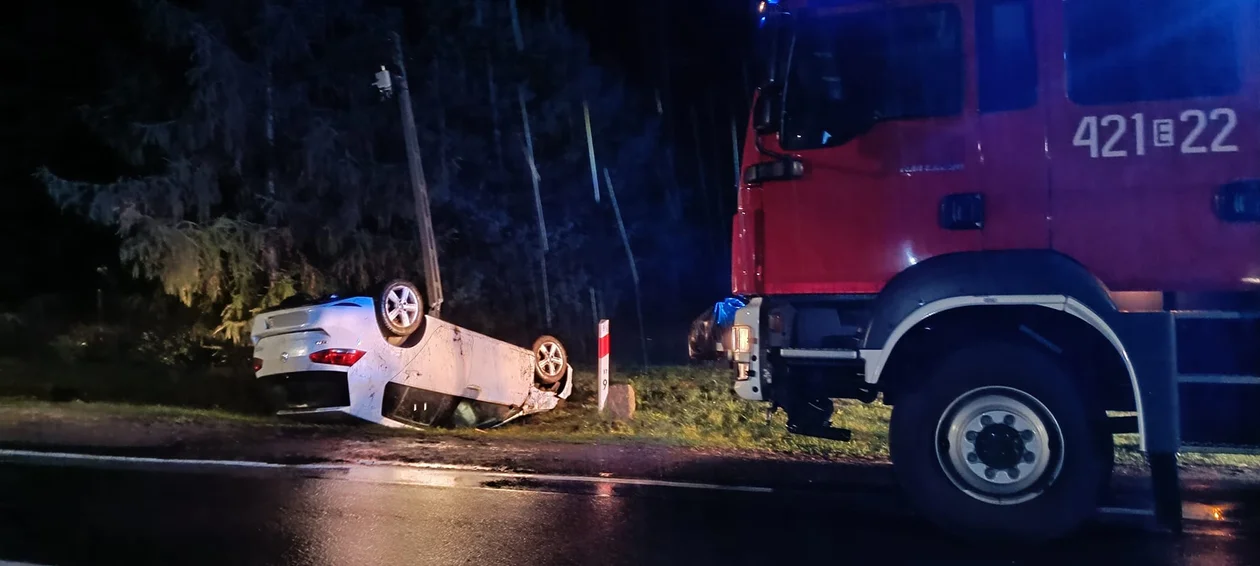 Dachowanie auta pod Kutnem. Kierowca był pijany (FOTO) - Zdjęcie główne