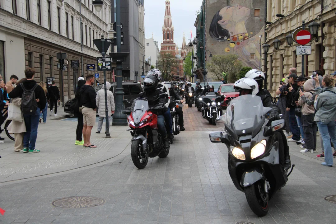 Wielka parada motocyklowa na ulicy Piotrkowskiej w Łodzi