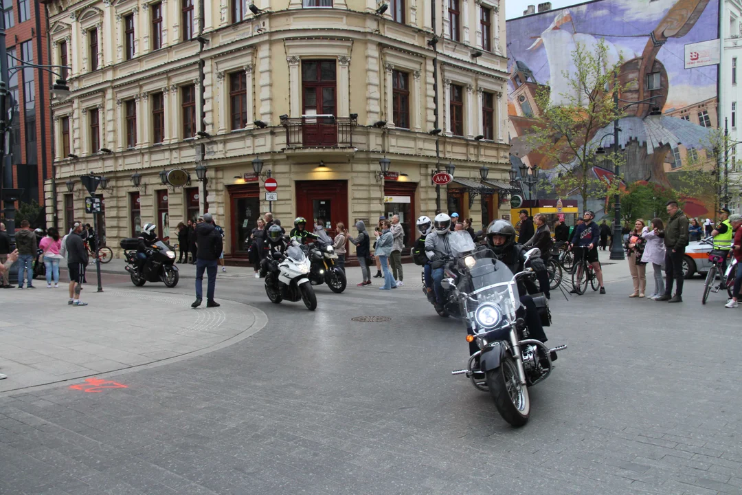 Wielka parada motocyklowa na ulicy Piotrkowskiej w Łodzi