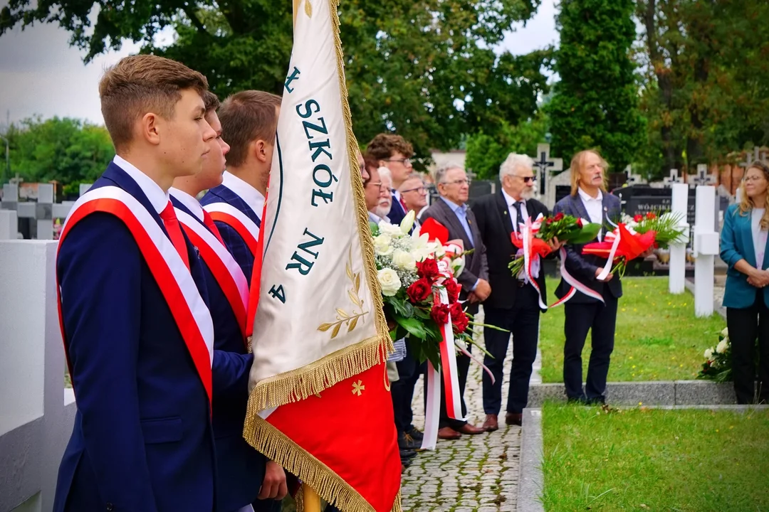 Kutno pamięta: patriotyczne obchody na cmentarzu, uczczono pamięć poległych (ZDJĘCIA) - Zdjęcie główne
