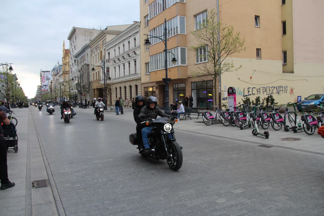 Wielka parada motocyklowa na ulicy Piotrkowskiej w Łodzi