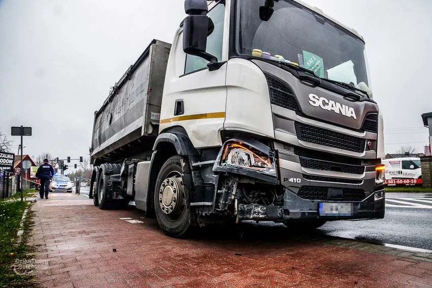 Wypadek w Grocholicach. Ciężarówka zderzyła się z BMW