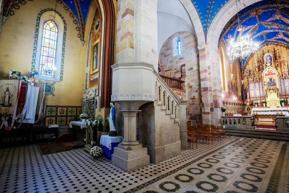 To jedna z najstarszych świątyń w woj. łódzkim. Jest cennym zabytkiem romańskim (ZDJĘCIA) - Zdjęcie główne