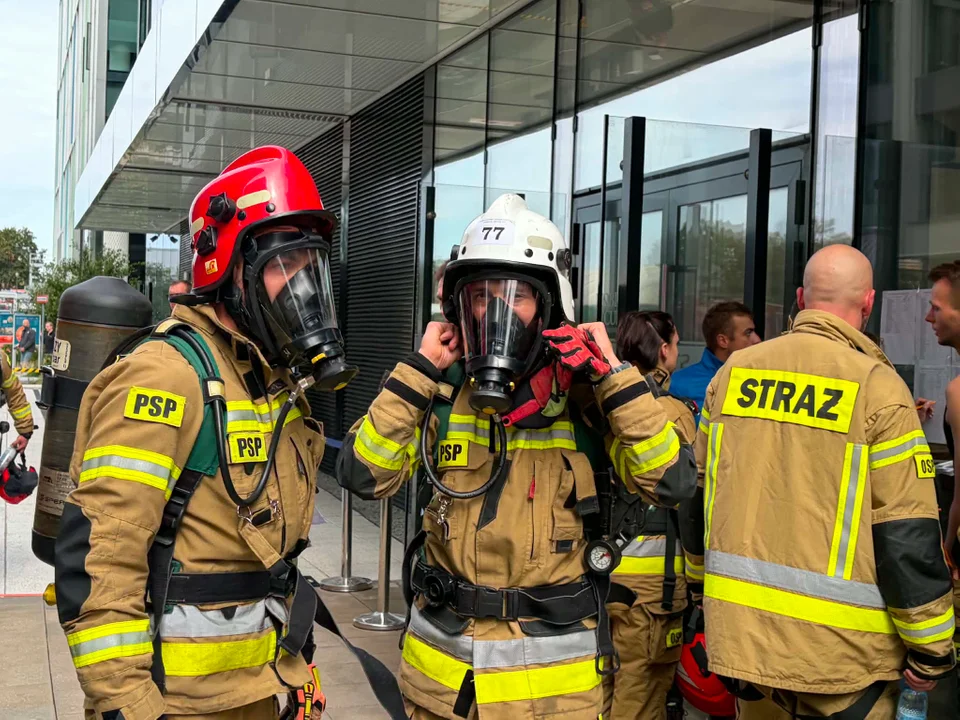 Strażacy kontra 34 piętra. Wyścig z czasem w Olivii Star
