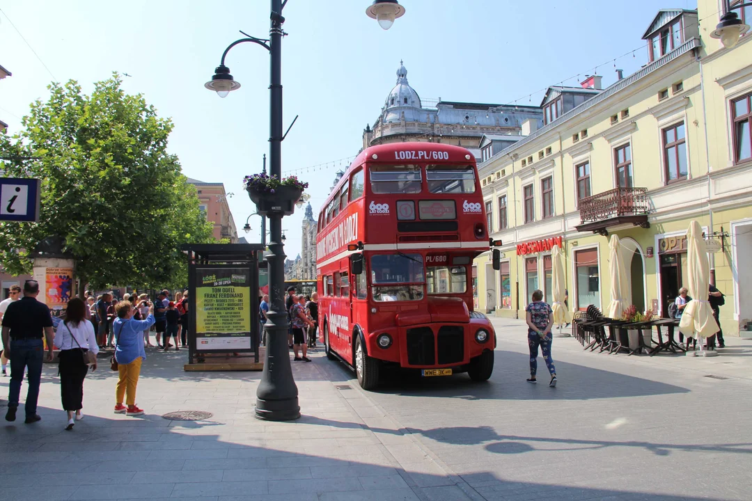 Piętrowy autobus turystyczny przemierza szlakiem łódzkich zabytków