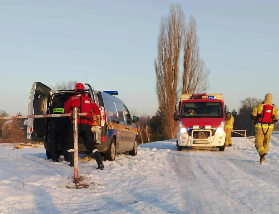 Przymarzł do tafli lodu z dala od brzegu. Musiała interweniować straż - Zdjęcie główne