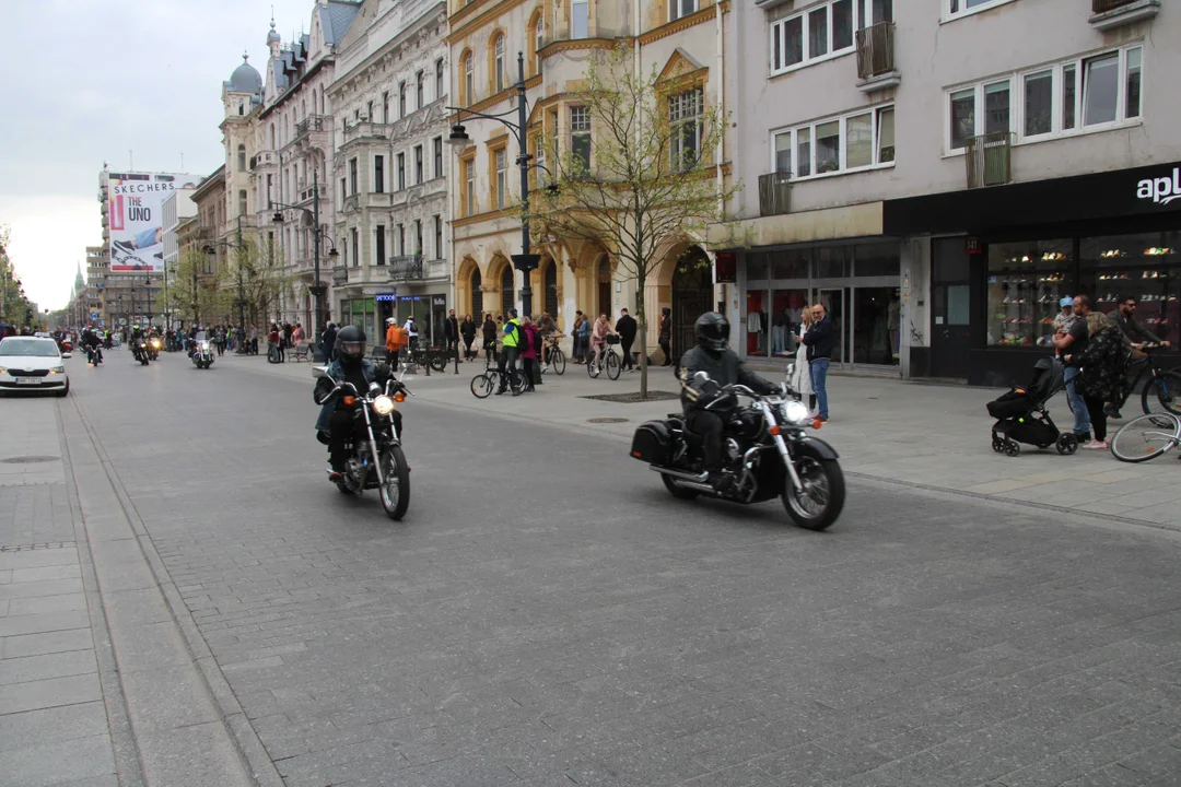 Wielka parada motocyklowa na ulicy Piotrkowskiej w Łodzi