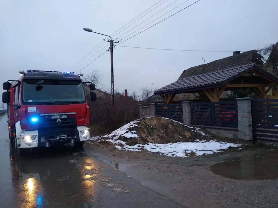 W miejscowości Bielawki w jednym z domów zawalił się dach. Służby zabezpieczają budynek