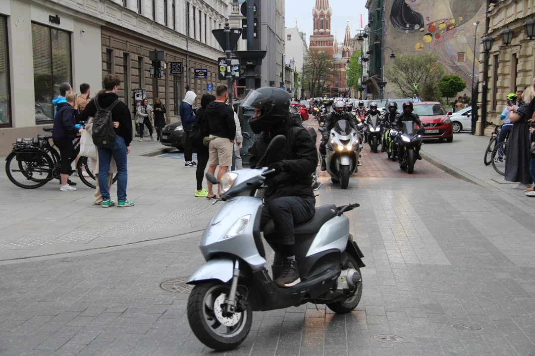 Wielka parada motocyklowa na ulicy Piotrkowskiej w Łodzi