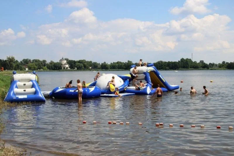 Wakeboarding, plaża, zjeżdżalnie i molo. Warto się tam wybrać - Zdjęcie główne