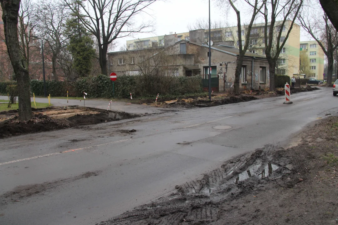 Utrudnienia dla pieszych i podróżnych MPK Łódź na Lutomierskiej