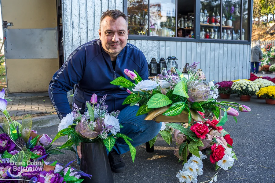 Ceny kwiatów i zniczy na Wszystkich Świętych 2024. Na cmentarzu zapanowała nowa moda [FOTO] - Zdjęcie główne