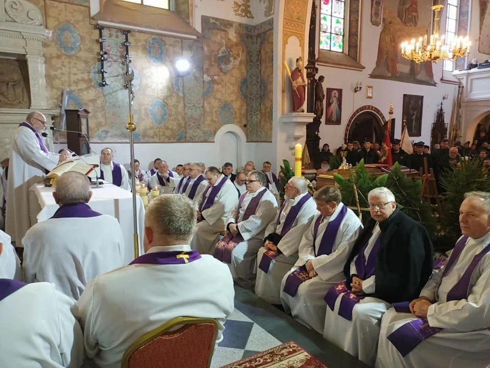 Parafianie żegnali księdza Mirosława. Duchowny zmarł podczas mszy świętej