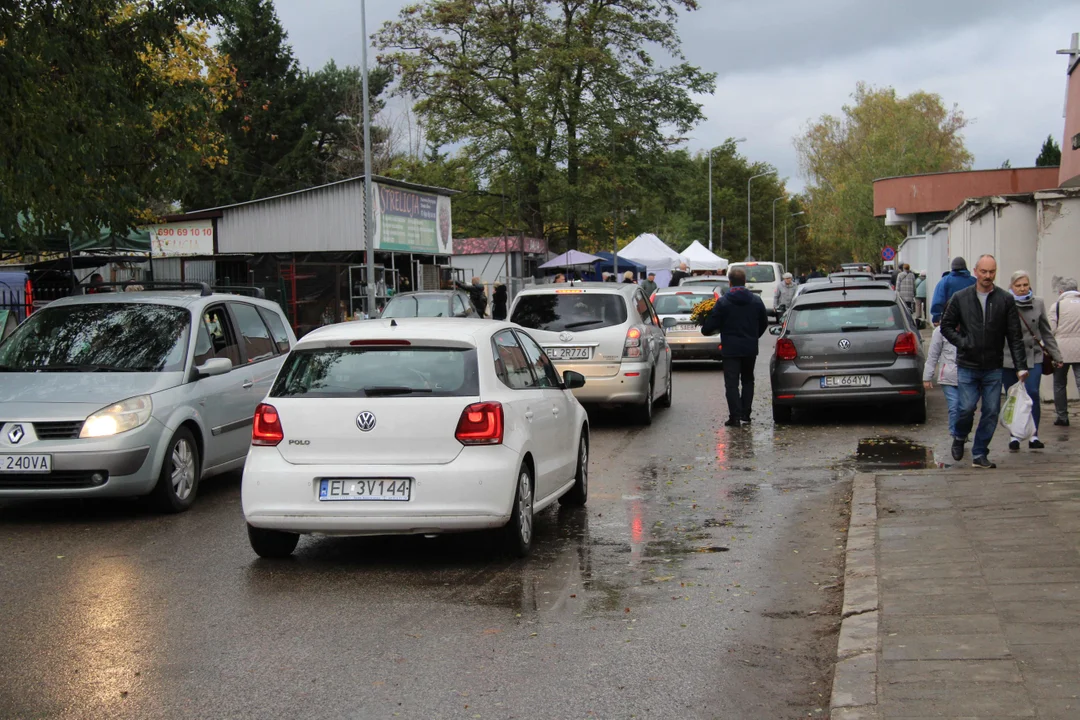 Korki na ulicach Łodzi przy cmentarzach w całym mieście. Utrudnienia dla kierowców i podróżnych MPK [ZDJĘCIA] - Zdjęcie główne