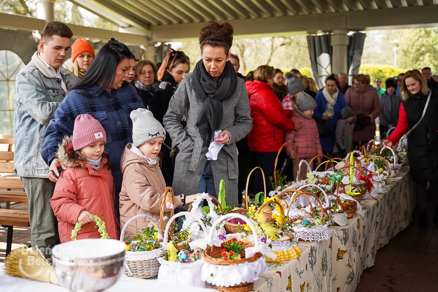 Wielka Sobota w Bełchatowie. Mieszkańcy święcą pokarmy w koszyczkach [FOTO] - Zdjęcie główne