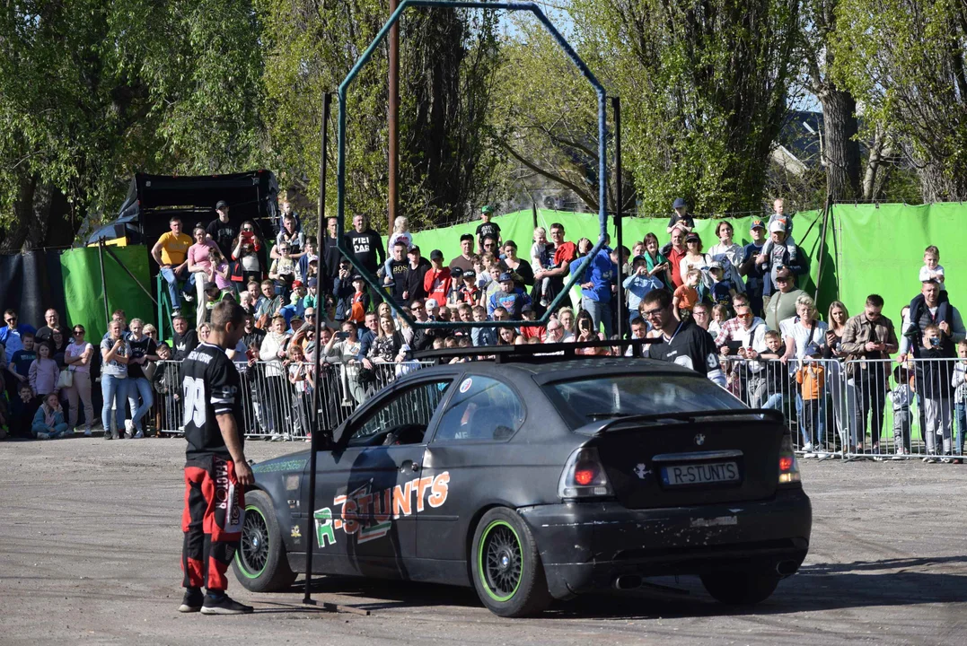 Giganty na czterech kołach zrobiły duże show! Widowiskowy pokaz monster trucków