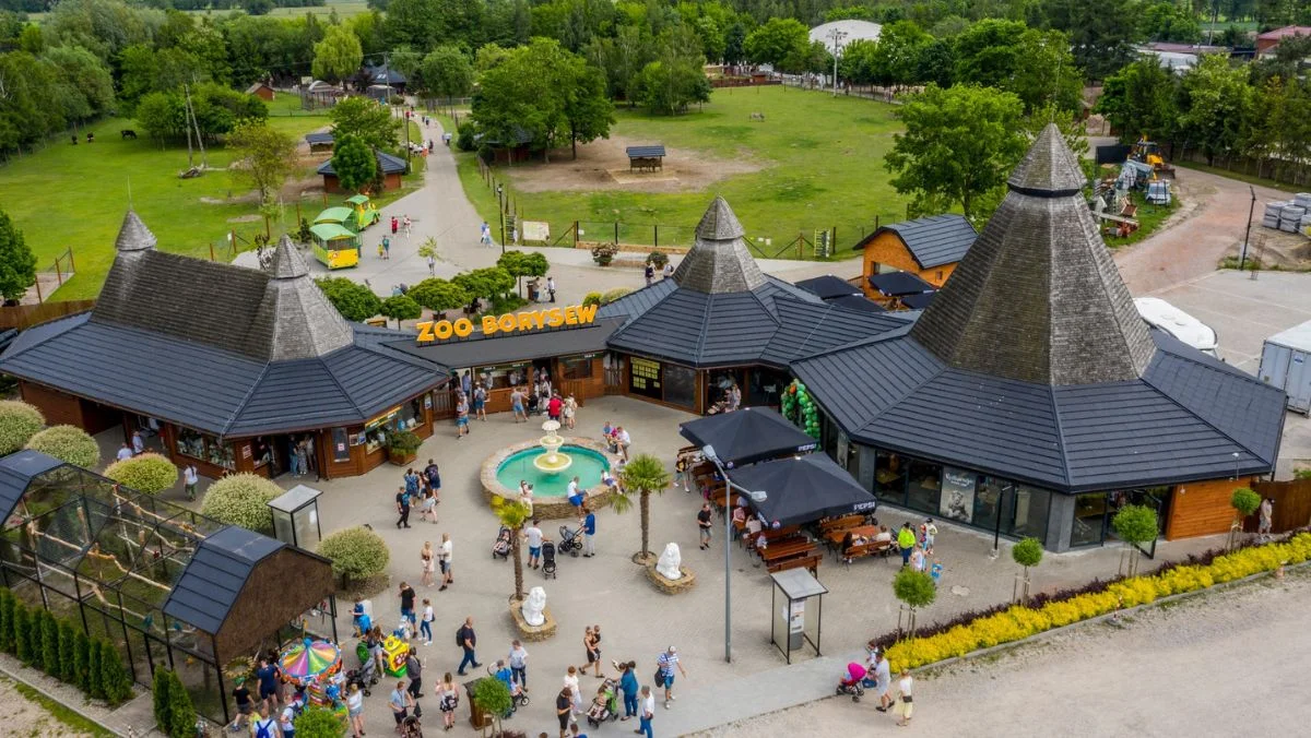 Żal pracowników i zwiedzających. Odeszło zwierzę, które jest historią atrakcji z woj. łódzkiego - Zdjęcie główne