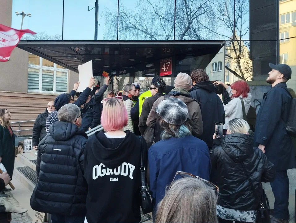 Protest lokatorów pod siedzibą ZLM