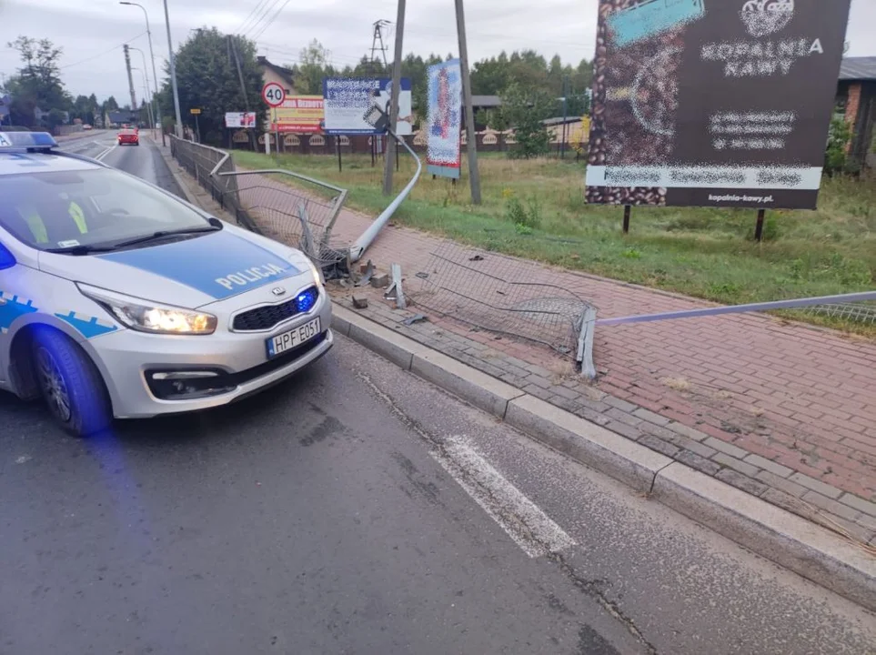 Osobówką „skosił” latarnię i barierki. Groźne zdarzenie na bełchatowskim skrzyżowaniu - Zdjęcie główne