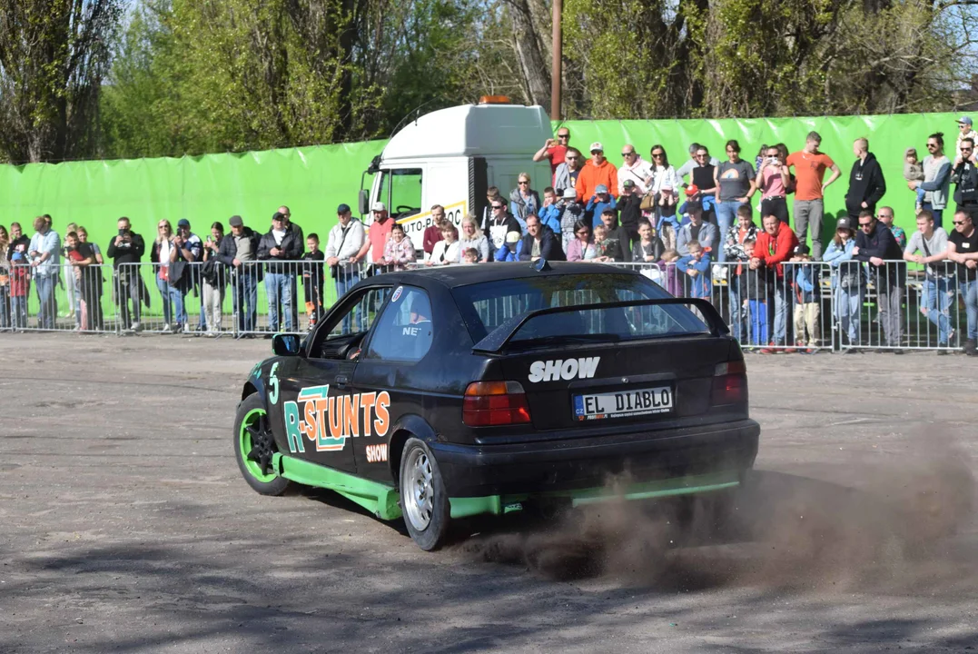 Giganty na czterech kołach zrobiły duże show! Widowiskowy pokaz monster trucków