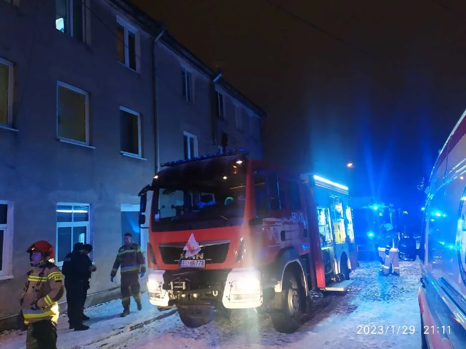 Pożar mieszkania w Zgierzu. Jedna osoba nie żyje. Strażacy ewakuowali dzieci - Zdjęcie główne