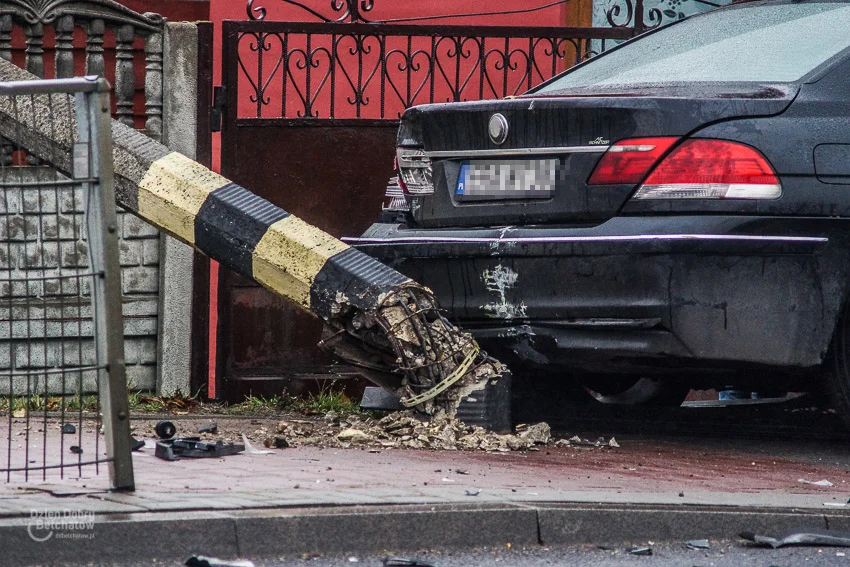 Wypadek w Grocholicach. Ciężarówka zderzyła się z BMW