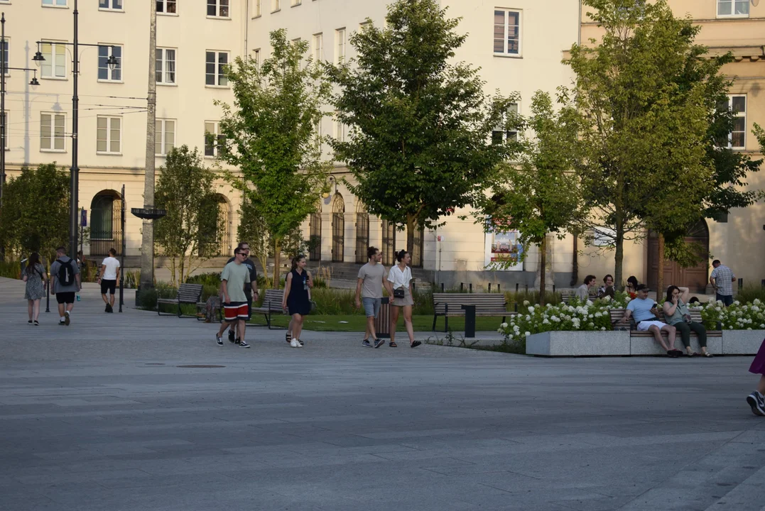 Łodzianie wypoczywają na placu Wolności