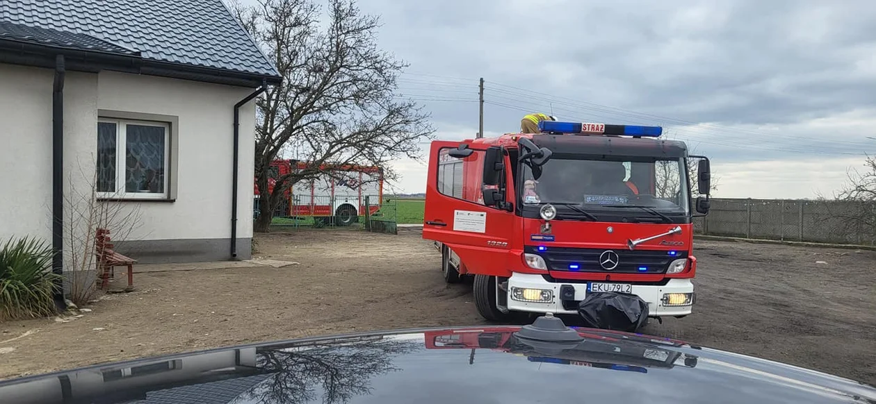 Strażacy z powiatu kutnowskiego walczyli z dwoma pożarami sadzy w kominie jednego dnia