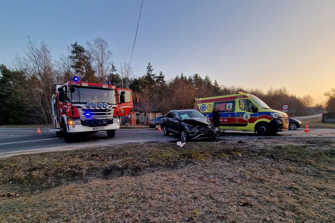 Osobówka zderzyła się z busem na skrzyżowaniu. Karetka, policja i straż pożarna na miejscu [FOTO] - Zdjęcie główne