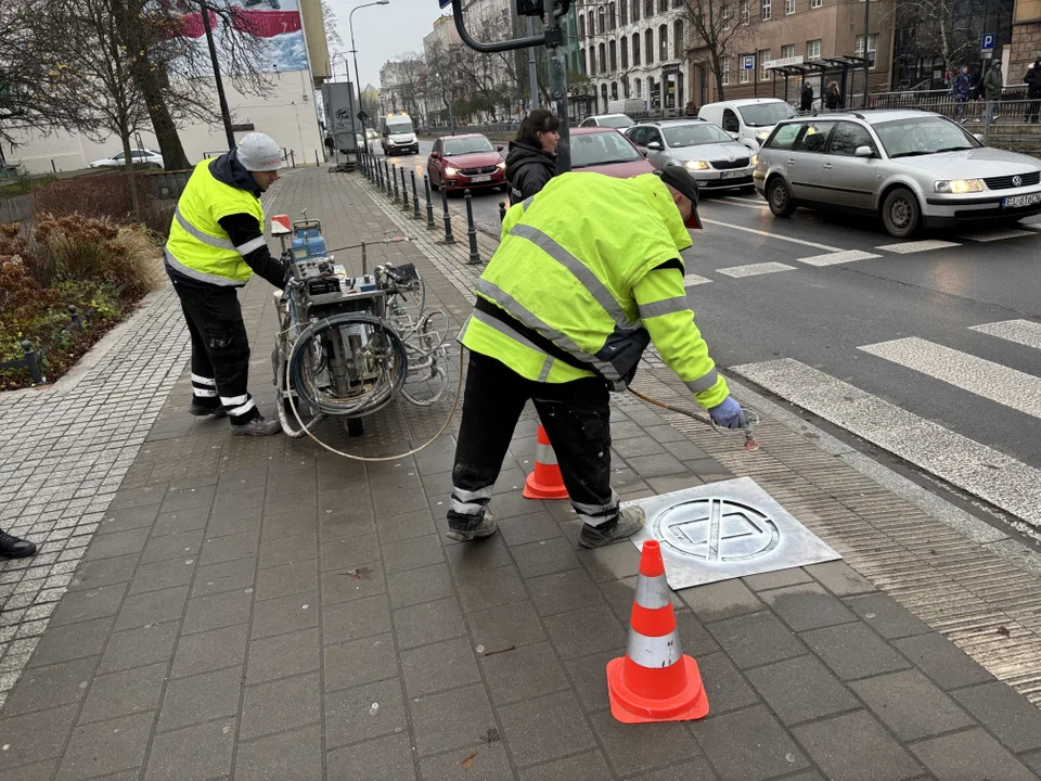 Przy łódzkich przejściach dla pieszych pojawiły się nowe piktogramy