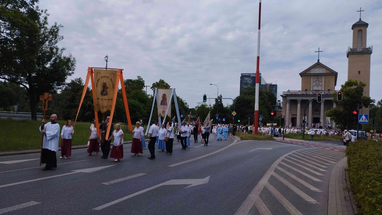 Boże Ciało 2024 w Łodzi. Główna procesja poszła z kościoła MB Zwycięskiej przy Łąkowej do katedry  [ZDJĘCIA] - Zdjęcie główne