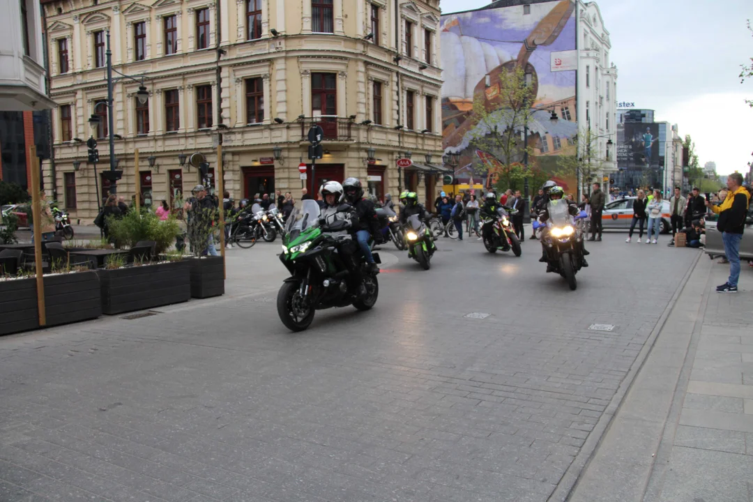 Wielka parada motocyklowa na ulicy Piotrkowskiej w Łodzi