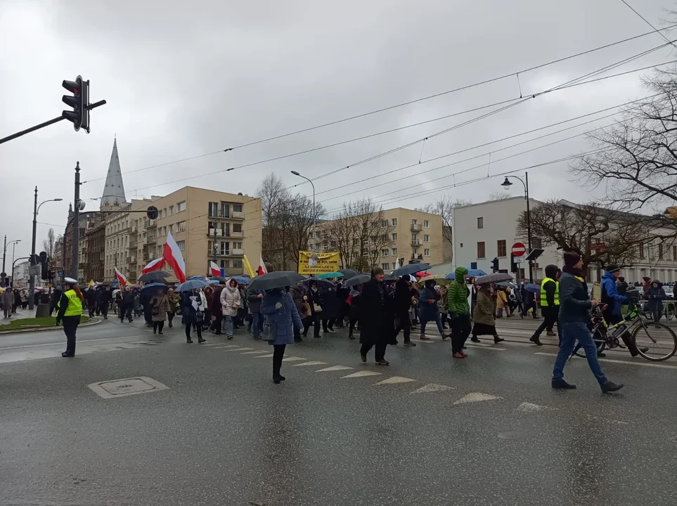 Marsz papieski w Łodzi. Setki łodzian ruszyło ulicami miasta [zdjęcia]