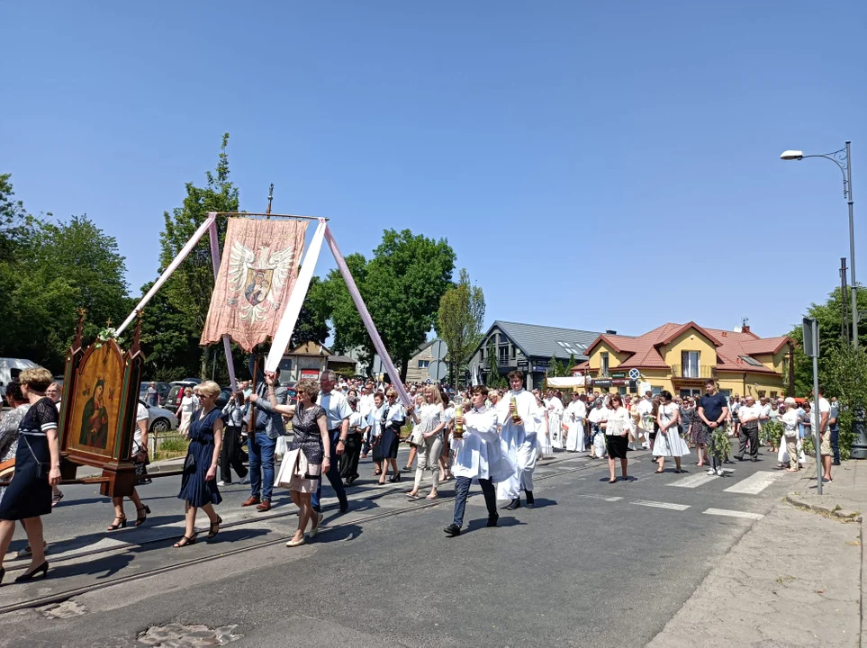 Ulicami Zgierza przeszły procesje Bożego Ciała.