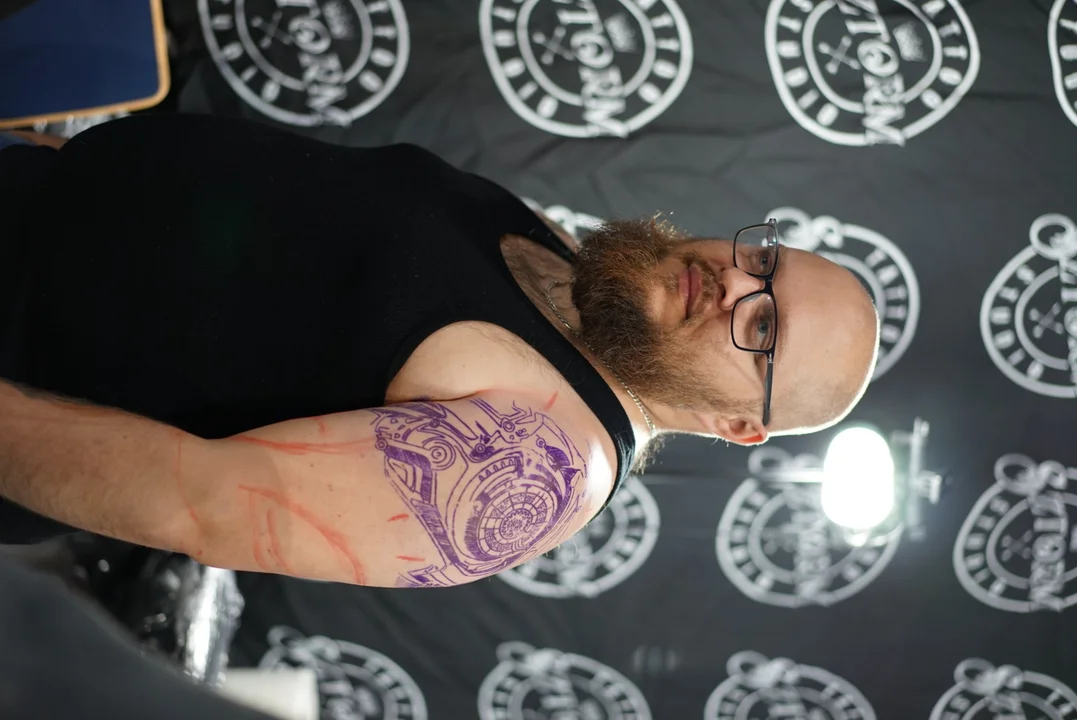 Łódź Tattoo Konwent w Atlas Arenie, wielu łodzian z nowymi dziarkami.