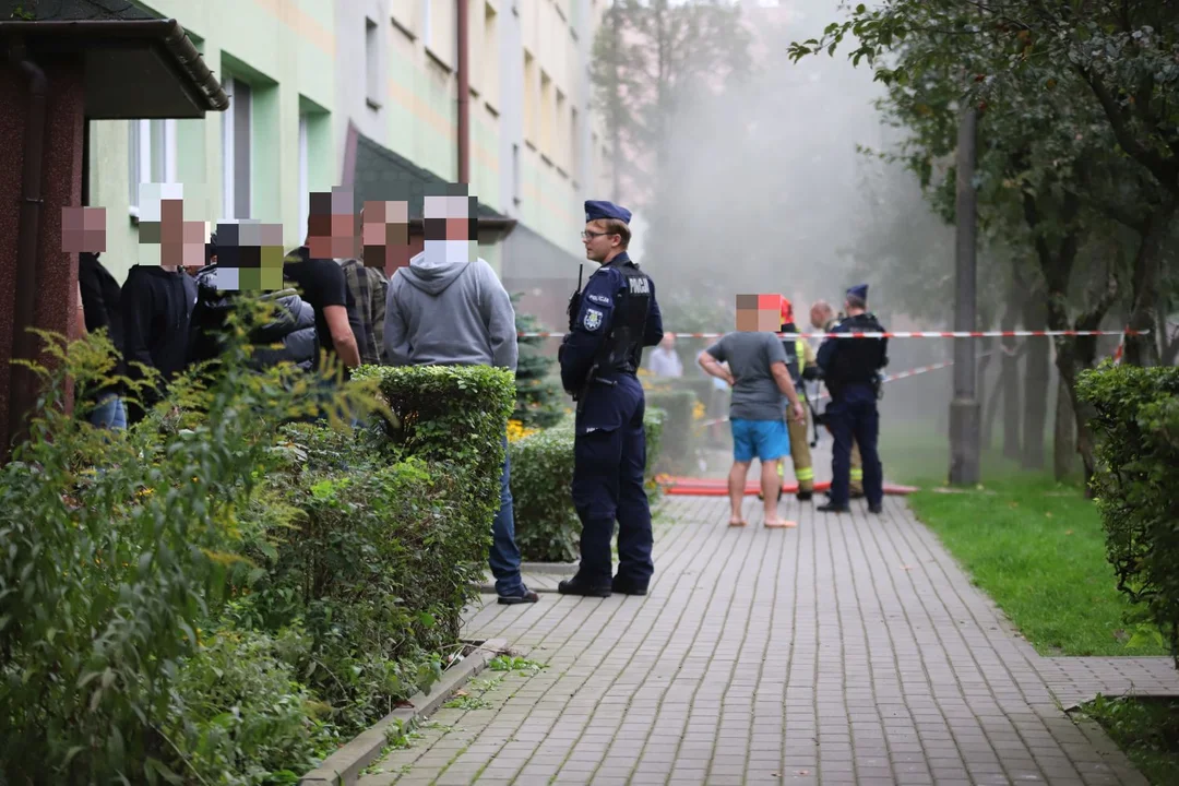 Trwa akcja gaśnicza w jednym z bloków w centrum Kutna. Doszło tam do pożaru w piwnicy