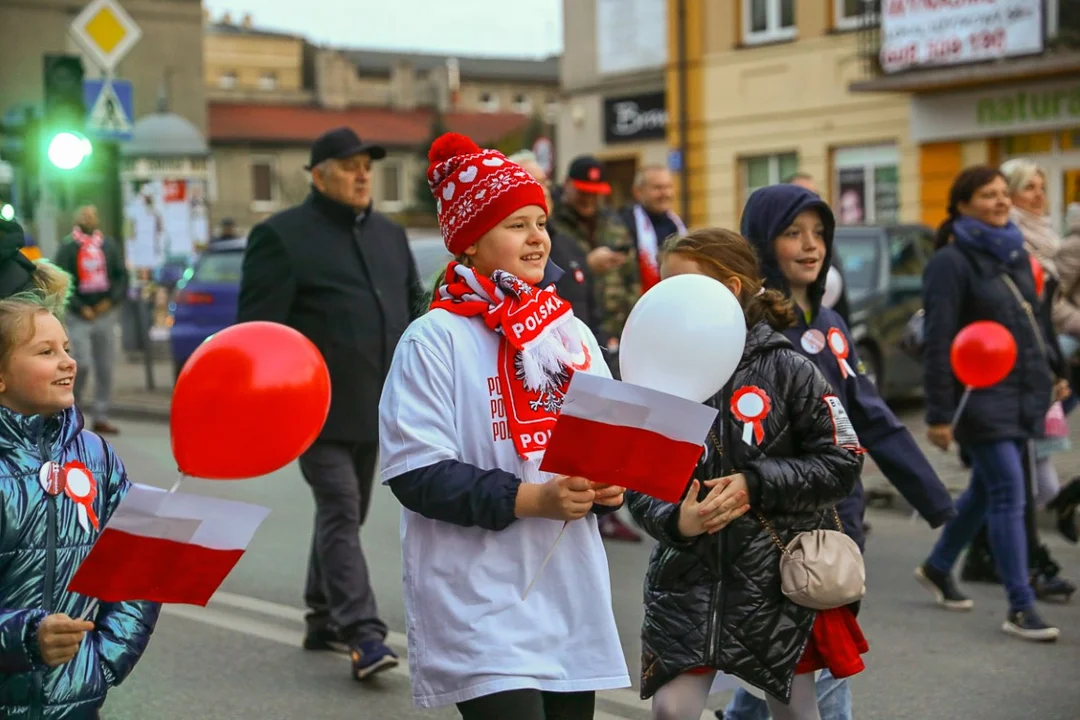 Pochody 11 listopada w Zgierzu. Mieszkańcy tłumnie uczestniczyli w uroczystościach Święta Niepodległości.