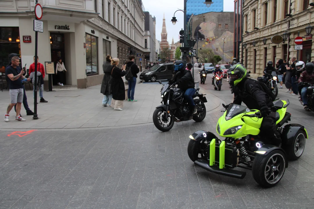 Wielka parada motocyklowa na ulicy Piotrkowskiej w Łodzi