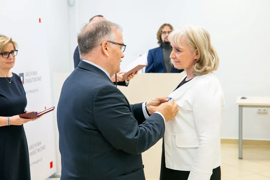 Pracownicy archiwów państwowych z medalami