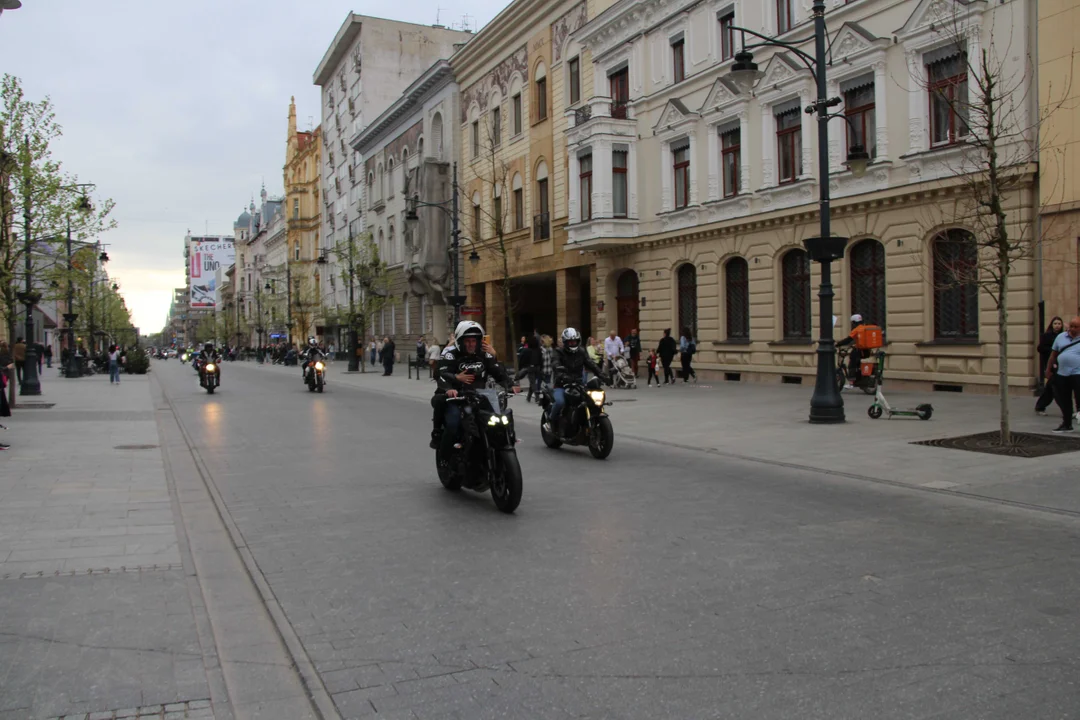 Wielka parada motocyklowa na ulicy Piotrkowskiej w Łodzi