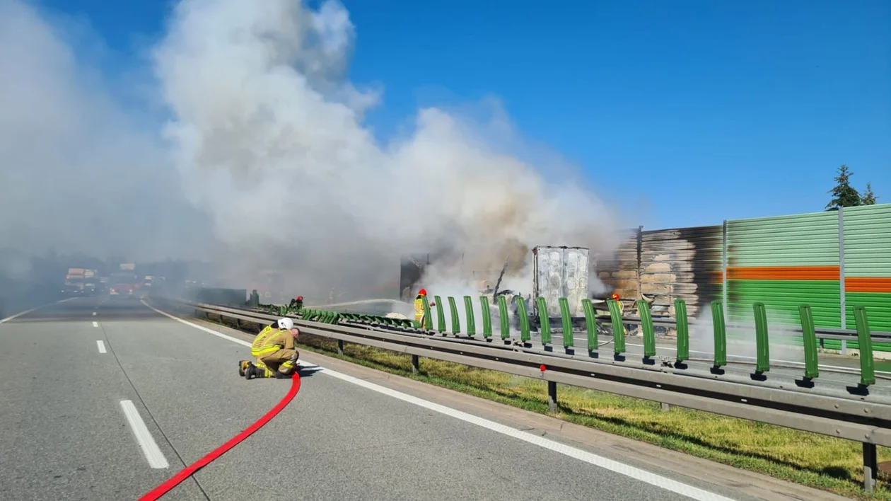 Pożar ciężarówki na S8! Ruch na drodze wstrzymany w obu kierunkach [ZDJĘCIA] - Zdjęcie główne