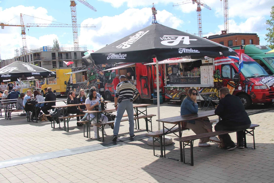 Wielka Szama w Ogrodach Geyera w Łodzi. Food trucki z pysznym jedzeniem, amerykańska ciężarówka i inne atrakcje [ZDJĘCIA] - Zdjęcie główne