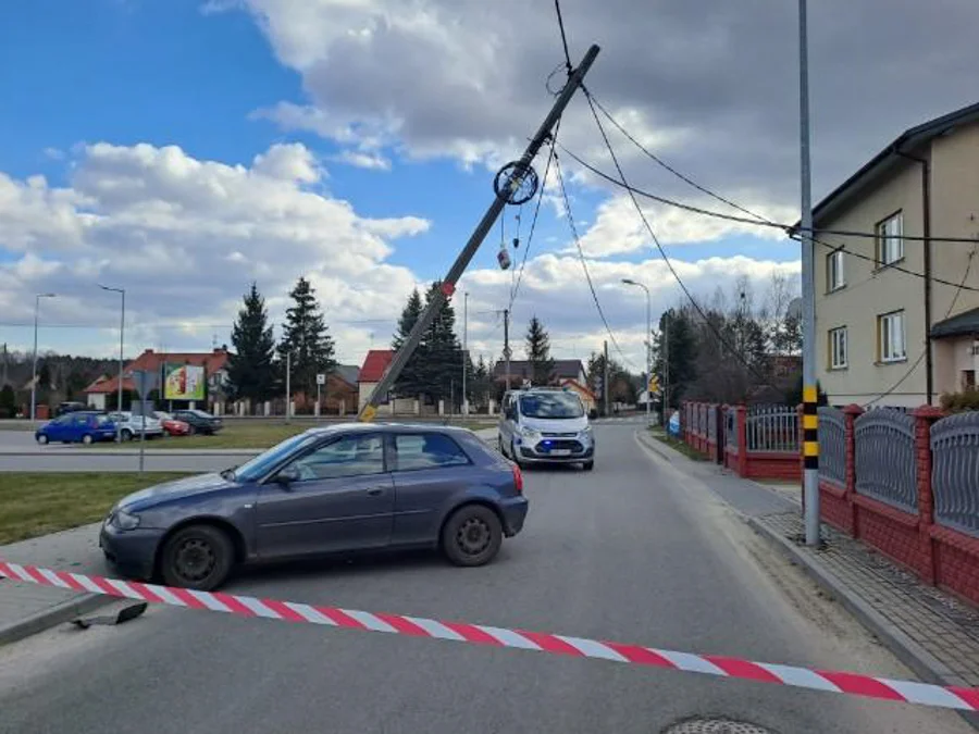 Rozbił audi i uciekł. Przed policjantami schował się… pod stertą koców - Zdjęcie główne