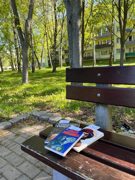 Wędrująca książka w Zgierzu, czyli bookcrossing. Wiecie, co to takiego? [zdjęcia]