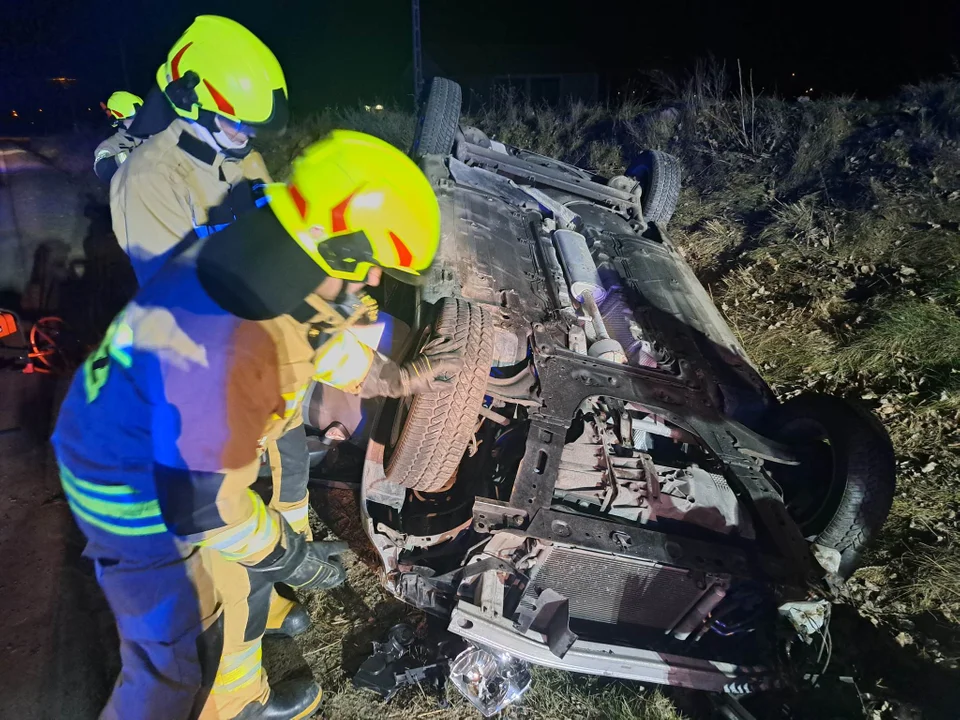 Poważny wypadek niedaleko Płocka. Dachowało auto osobowe [ZDJĘCIA] - Zdjęcie główne