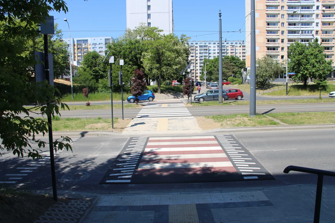 Tymczasowe przejścia dla pieszych na al. Wyszyńskiego prawie gotowe