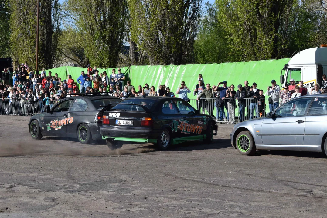 Giganty na czterech kołach zrobiły duże show! Widowiskowy pokaz monster trucków