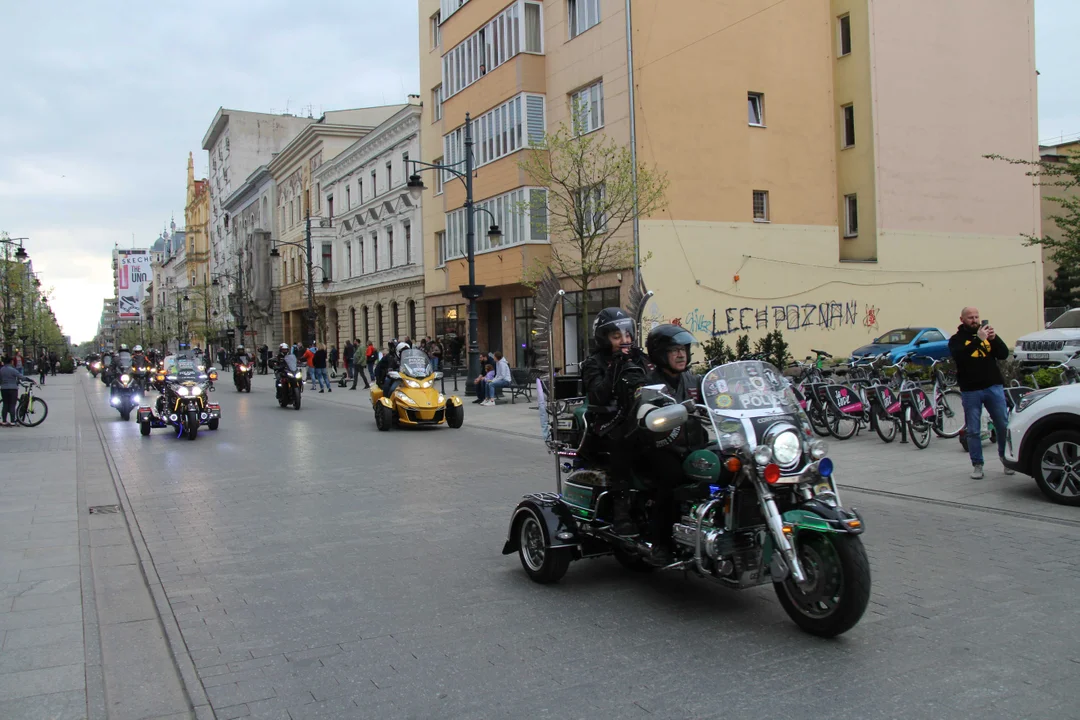 Wielka parada motocyklowa na ulicy Piotrkowskiej w Łodzi