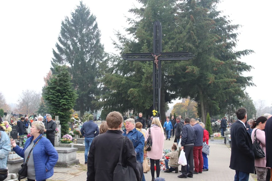 Tłumy łodzian na cmentarzu na Kurczakach