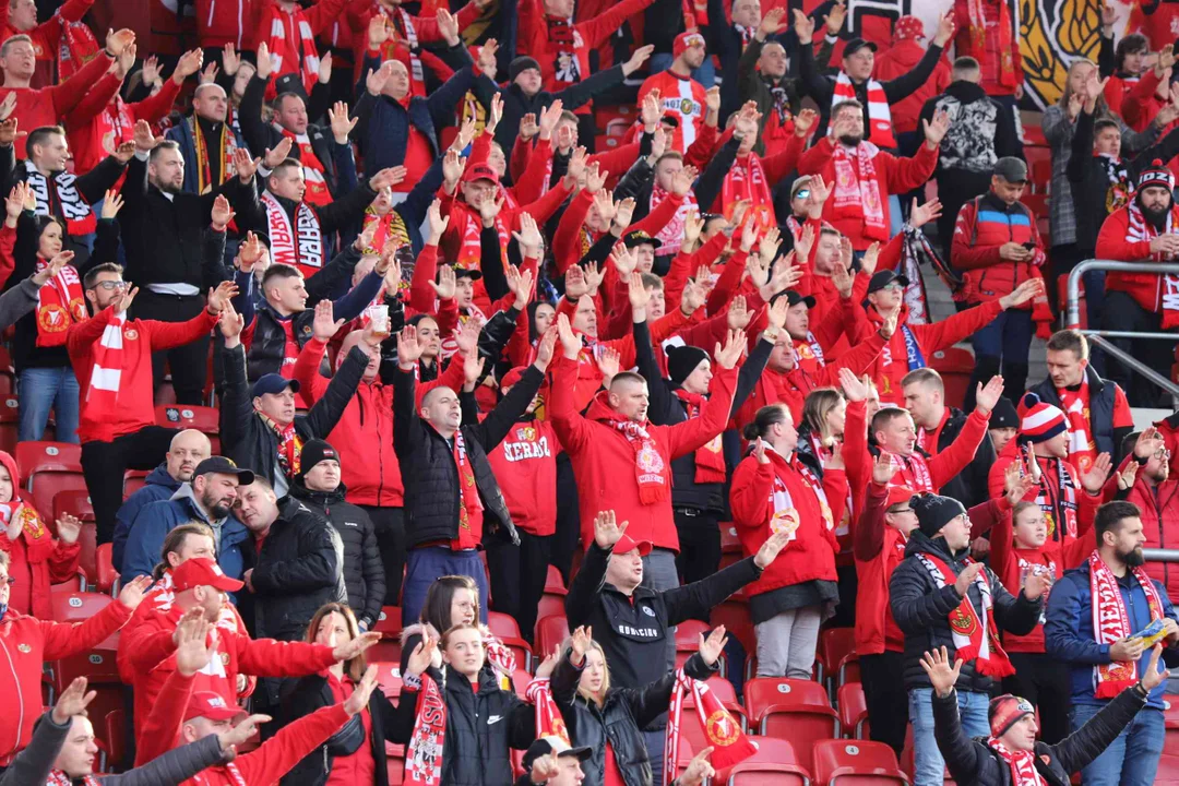 Widzew Łódź wygrywa z Górnikiem Zabrze! Szaleństwo kibiców na trybunach [ZDJĘCIA] - Zdjęcie główne